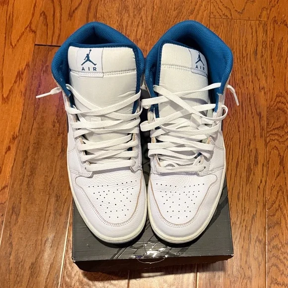 Air Jordan 1 Mid SE - Picture 3 of 6